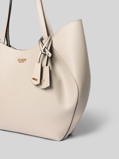 Produktfoto, Shopper mit herausnehmbarer Innentasche Modell 'AMORETTE 2 IN 1' von GUESS, beige Farbe, strukturierte Oberfläche, Label-Detail, Magnetverschluss, Schulterriemen, Hauptfach, Innentasche mit Reißverschluss, Maße: 43x38x9 cm, Länge Schulterriemen 57 cm