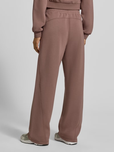 Vrouwenmodel draagt Wide Fit broek uit viscosemix met elastische band en steekzakken van Liu Jo, kleur bruin, volledig van achteren.