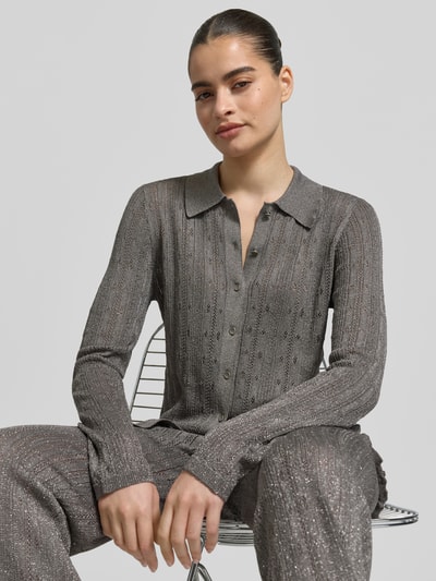 Frauenmodel trägt Strickshirt mit Polokragen und durchgehender Knopfleiste von Jake*s Collection, Material-Mix mit Viskose-Anteil, Slim Fit, dezente Grau- und Silbertöne, feine Rippenstruktur, Ganzkörperansicht von vorne.