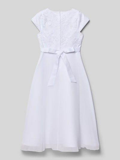 Produktfoto, Maxikleid mit Rundhalsausschnitt von DANAMADE, taillierter Schnitt, Schleifen-Detail, Nahtreißverschluss, blickdichtes Unterkleid, Farbe Weiß, feine Blumenstruktur, Rückenlänge bei Größe 134: 97 cm, Ärmellänge: 10 cm.