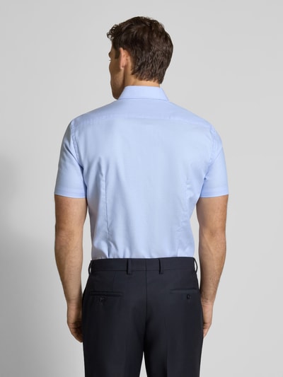 Männermodel trägt Slim Fit Business-Hemd aus Baumwolle mit Kentkragen von Jake*s in Hellblau, glatte Textur, Ganzkörperansicht Rückansicht. Reine Baumwolle, Knopfleiste, Rückenlänge 78 cm, Schulterbreite 47 cm, Ärmellänge 24 cm.
