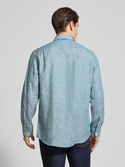 Männermodel trägt Slim Fit Leinenhemd mit Brusttasche von Christian Berg Men in hellem Blau, feine Struktur, Rückenlänge 79 cm, Ganzkörperansicht Rückansicht.