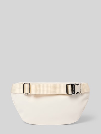 Produktfoto, cremefarbene Handtasche mit Label-Detail Modell 'verbier play 1.0 janica' von BOGNER, Hauptfach mit Zweiwege-Reißverschluss, verstellbarer Schulterriemen, Maße ca. 28x16x4 cm, schlichte matte Oberfläche, länglicher Form, cleanes Design