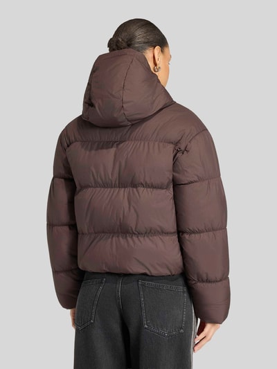 adidas Originals kurtka pikowana o kroju regular fit z wyhaftowanym logo Czekoladowy 4