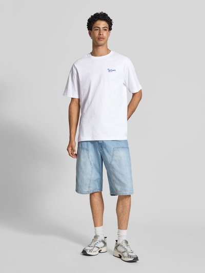 Männermodel trägt Relaxed Fit T-shirt aus pure katoen model 'MILO' van Only & Sons, look: effen, korte mouw, ronde hals, tekstprint, motiefprint, materiaal: puur katoen, Ganzkörperansicht von vorne.