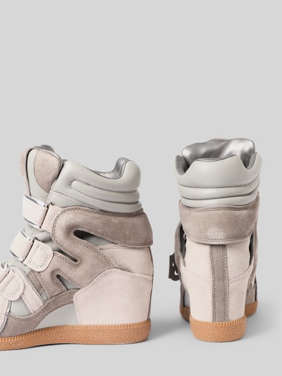 Produktfoto, beżowo-szare sneakersy High Top Sneaker mit Keilabsatz Modell 'Mavis' von Steve Madden z zamszu i gładkiej skóry, zaokrąglony czubek, rzep, Koturn, wysokość obcasa: 11 cm w rozmiarze 40, Wysokość cholewki: 10 cm w rozmiarze 40, Szerokość cholewki: 10 cm w rozmiarze 40