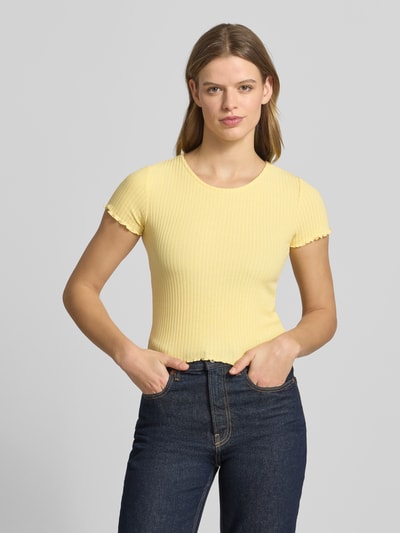 Kobiece model prezentuje Slim Fit T-Shirt mit Viskose-Anteil Modell 'EMMA' von Only, jednokolorowy, faktura w paski, okrągły dekolt, krótki rękaw, zakończenia z falbanką, żakardowa mieszanka materiałów z dodatkiem wiskozy, widok całej sylwetki z przodu.