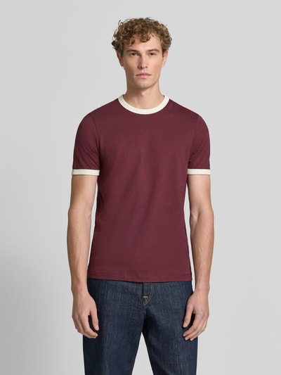 Männermodel trägt Regular Fit T-Shirt aus reiner Baumwolle von MCNEAL in Dunkelrot mit kontrastivem Rundhalsausschnitt und Ärmelumschlägen, klassische Farben, glatte Textur, Ganzkörperansicht von vorne. Herren T-Shirt, Rückenlänge 68 cm bei Größe M.