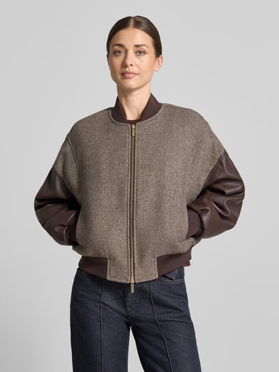 Frauenmodel trägt Blouson in Leder-Optik von Armani Exchange, braune und graue Töne, lockere Passform, Nahaufnahme Oberkörper.