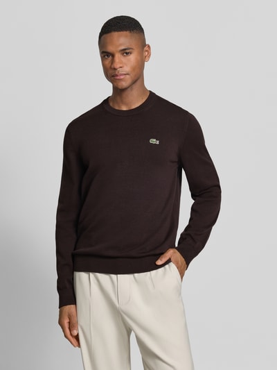 Männermodel trägt Regular Fit Strickpullover aus Baumwoll-Mix von Lacoste, Optik: Unifarben, Logo-Stitching, Nahaufnahme Oberkörper