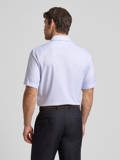 Männermodel trägt Regular Fit Business-Hemd aus Baumwolle mit Kentkragen von ETERNA in Hellblau, 1/2-Arm, Rückenlänge 80 cm, Schulterbreite 47 cm, Ärmellänge 27 cm, glatte Struktur, Ganzkörperansicht Rückansicht.