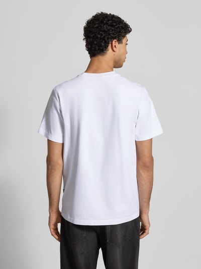 Männermodel trägt Regular Fit T-Shirt mit Logo-Print Modell 'icon' von G-Star Raw aus reiner Baumwolle in Weiß, Rückenansicht, Ganzkörperansicht Rückansicht.