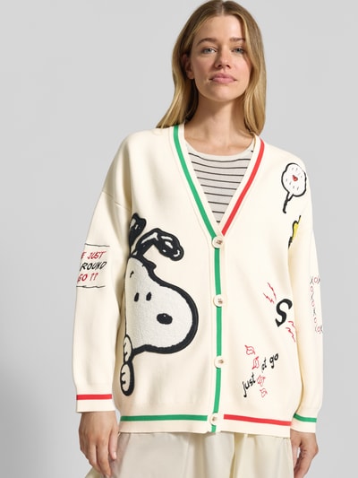 Frauenmodel trägt Loose Fit Strickjacke mit Viskose-Anteil Modell 'JASEBALL SNOOPY EMBO' von Essentiel Antwerp, Optik: Unifarben, Motiv-Applikation, Stitching, Kontraststreifen, V-Ausschnitt, Feinstrick, Langarm, Gerippt, Ganzkörperansicht von vorne.