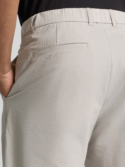 Männermodel trägt Regular Fit Hose mit französischen Eingrifftaschen von JAKE*S STUDIO MEN, strukturierter Stoff, Nahaufnahme Rückansicht.