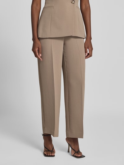 Frauenmodel trägt Straight Fit Hose mit Bügelfalten Modell 'Dani' von Forever New in Beige, strukturierte Textur, Nahaufnahme Unterkörper. Innenbeinlänge 77 cm, Bundweite 31 cm, Haken- und Reißverschluss.