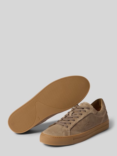 Produktfoto, Sneaker mit Label-Prägung von La Martina in Beige-Braun, runde Form, strukturierte Sohle, Schnürverschluss, seitliche Ansicht, Herren Sneaker, Absatzhöhe 3 cm, Schafthöhe 8 cm, Schaftweite 10 cm