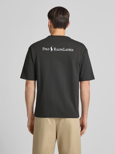 Męski model nosi Relaxed Fit T-Shirt mit Label-Stitching od Polo Ralph Lauren, czarny kolor, bawełna, okrągły dekolt, całkowita długość pleców 69 cm, widok całej sylwetki z tyłu.