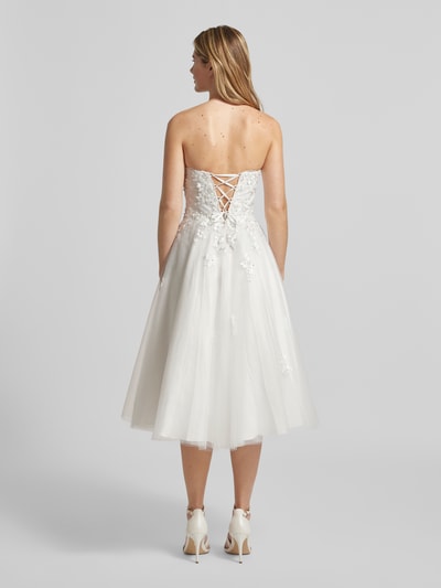 Vrouwenmodel draagt Regular Fit Minikleid met Zierbesatz van Luxuar, off-shoulder A-lijn mesh, florale stiksels, rugdetail, geheellichaamsaanzicht achteraan.