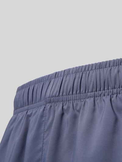 Produktfoto, Badeshorts mit Label Print Modell 'MAKAI' von HUGO in schlichtem Blau, elastischer Bund, Popeline-Struktur, Detailaufnahme