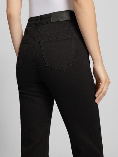 Frauenmodel trägt Flared Jeans mit 5-Pocket-Design Modell 'WENDIE' von Noisy May aus schwarzem Baumwoll-Elasthan-Mix, Ganzkörperansicht Rückansicht.