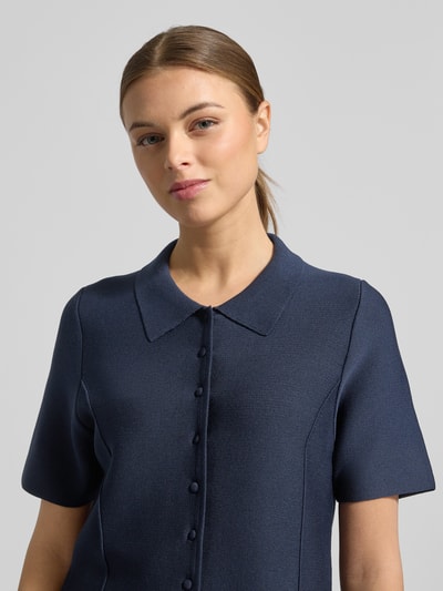 Frauenmodel trägt Strickshirt aus Viskose-Mix mit Knopfleiste von Christian Berg Woman Selection in Dunkelblau, Nahaufnahme Oberkörper.