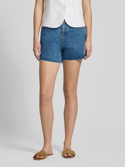 Vrouwenmodel draagt dames korte jeans van katoenmix, blauwe kleur, licht gemêleerde structuur, dames Jeansshorts met katoenmix van Pepe Jeans, frontaal vollichaamsaanzicht