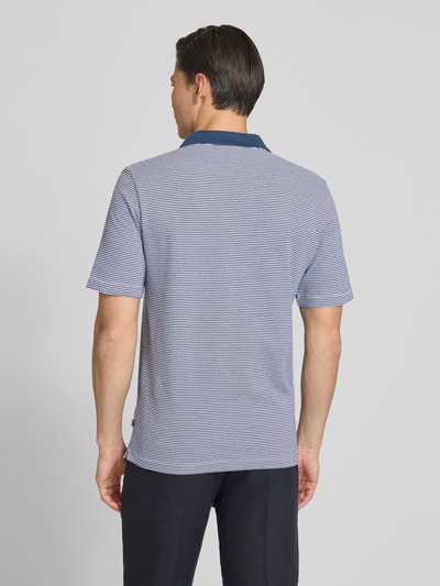 Männermodel trägt Regular Fit Poloshirt mit Reißverschluss von MAERZ Muenchen, Two-Tone-Strukturmuster, Rückenlänge 74 cm, Ganzkörperansicht Rückansicht.