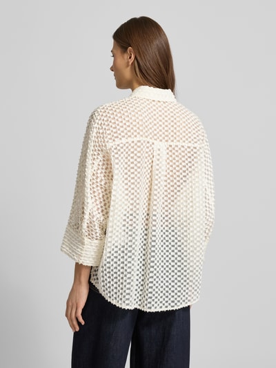 Männermodel trägt Relaxed Fit Hemdbluse in semitransparentem Design von Windsor, bawełniany miks, 3/4-rękaw, kolor kremowy, widoczne fakturowanie, Ganzkörperansicht Rückansicht.