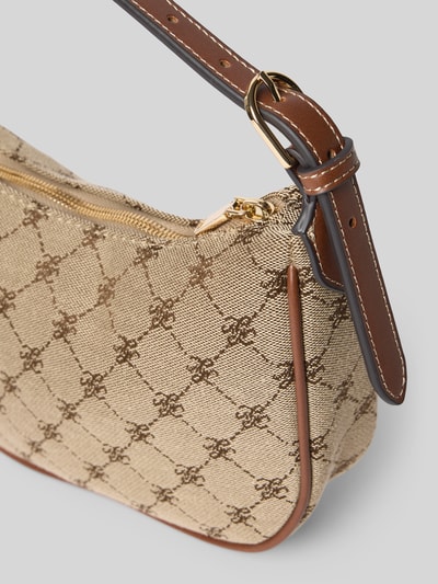 Produktfoto, Shoulder Bag mit Allover-Logo-Stitching Modell 'DENIZ' von Mango in Beige und Braun, goldener Reißverschluss, strukturierte Stofftextur