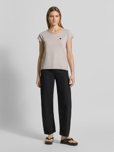 Frauenmodel trägt T-Shirt mit Stitching und Rundhalsausschnitt von Christian Berg Woman, beige, reine Baumwolle, Regular Fit, Ganzkörperansicht von vorne.