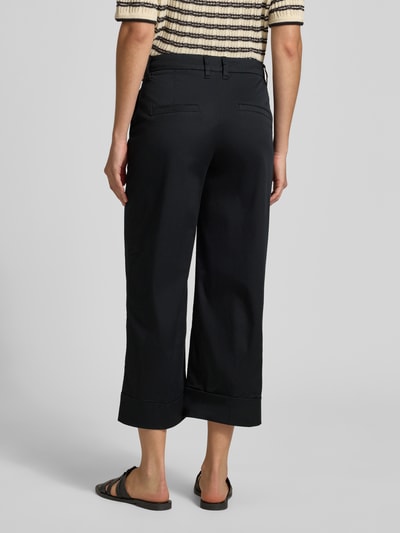 Kobieta nosi Wide Leg Culotte aus Baumwoll-Mix od s.Oliver RED LABEL, czarny, długość 7/8, tył, bawełniany miks, widok całej sylwetki z tyłu.