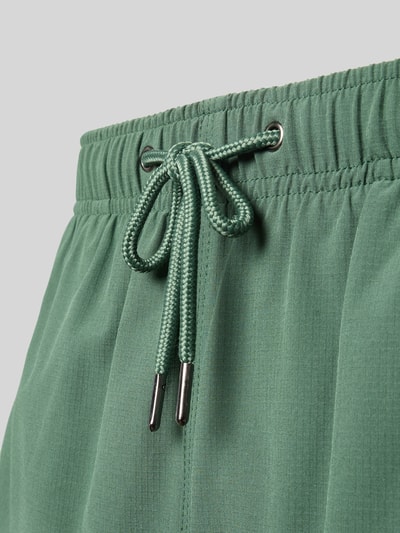 Produktfoto, Badehose mit elastischem Bund und Tunnelzug von MCNEAL, grüner Material-Mix mit Stretch-Anteil und Regular-Fit-Struktur