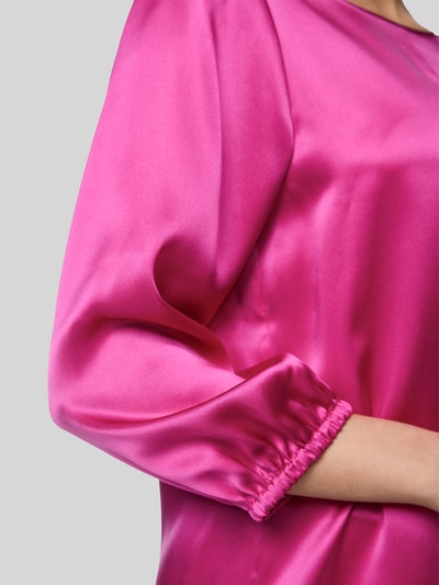 Frauenmodel trägt Regular Fit Bluse aus Seide mit 3/4-Arm von Marc Cain in Pink, seidige glatte Textur, Reine Seide, Nahaufnahme Oberkörper.