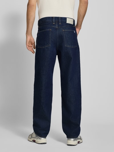 Männermodel trägt Straight Fit Jeans im 5-Pocket-Design Modell 'TYRELL' von Edwin aus reiner Baumwolle, Ganzkörperansicht Rückansicht.