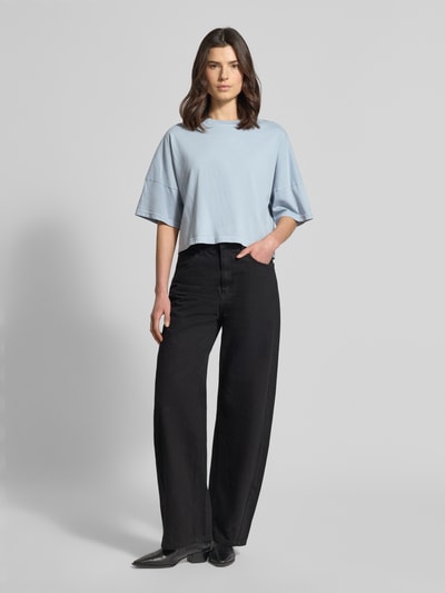 Vrouwenmodel draagt Boxy Fit T-Shirt met verlaagde schouders model 'KUSIA' van Drykorn, katoen, ronde hals, lichtblauw, volledige lichaamsweergave vooraan.
