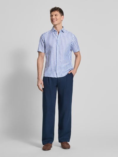 Männermodel trägt Slim Fit Business Hemd aus Leinen-Misch mit Kentkragen von Jake*s, blau-weiß gestreift, Kurzarm, Vorderansicht Ganzkörperansicht.