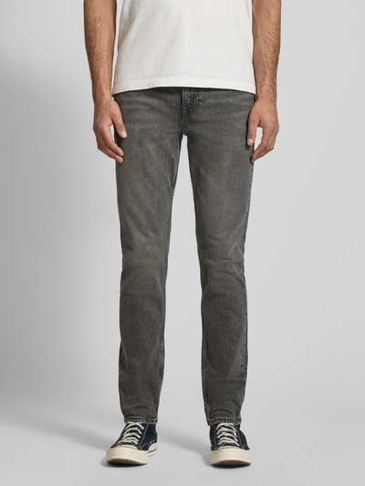 Männermodel trägt Slim Fit Jeans mit Label-Patch Modell 'HEARST' von Calvin Klein Jeans, grauer Used-Look, Ganzkörperansicht von vorne. Baumwoll-Elasthan-Mix, 5-Pocket-Design, Knopf- und Reißverschluss, Bundweite 40 cm, Innenbeinlänge 80 cm.