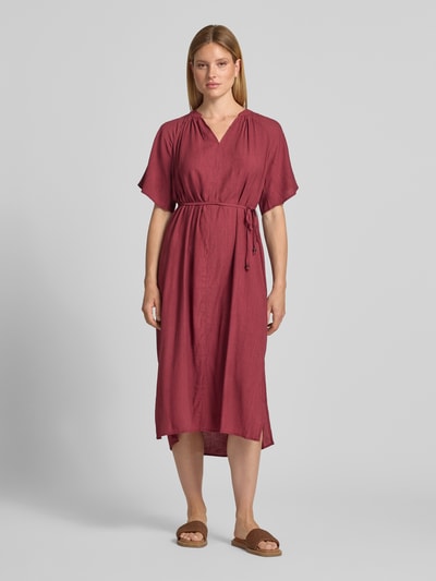 Frauenmodel trägt Relaxed Fit Freizeitkleid aus Viskose-Mix von s.Oliver RED LABEL in Dunkelrot mit feiner Struktur, Ganzkörperansicht von vorne. Damen Freizeitkleid von s.Oliver RED LABEL.