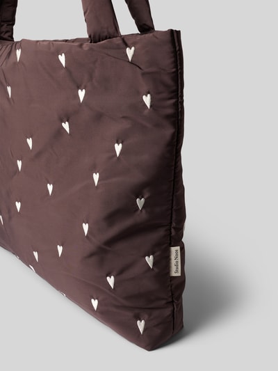 Produktfoto, Handtasche mit Allover-Motiv-Stitching Modell 'Mom' von STUDIO NOOS, Braun mit weißen Herz-Stitchings, strukturierte Oberfläche, offenes Hauptfach, Schulterriemen, Breite 55 cm, Länge 47 cm, Tiefe 8 cm, Länge Schulterriemen 73 cm, Größe 1.