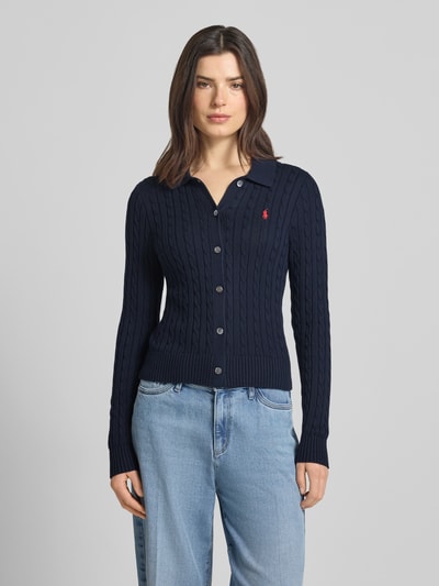 Vrouwenmodel draagt Slim Fit Strickjacke aus reiner Baumwolle van Polo Ralph Lauren, look: effen, kabelpatroon, gestikt logo, overhemdkraag, lange mouw, knoopsluiting, knitwear, puur katoen, ganzkörperansicht van voren.