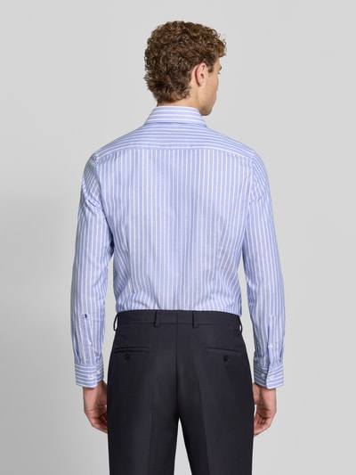 Męski model nosi koszulę Slim Fit Businesshemd aus reiner Baumwolle von Seidensticker, biało-niebieskie paski, widok całej sylwetki od tyłu.