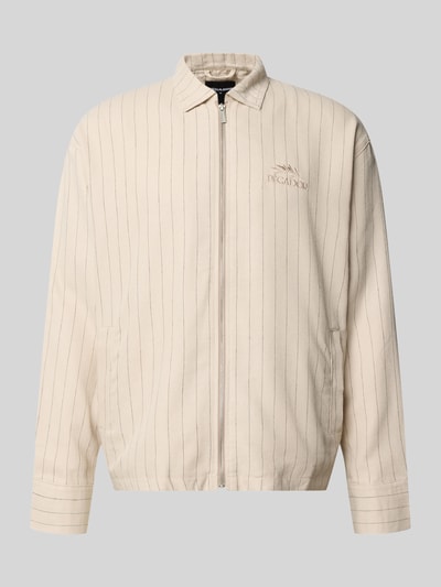 Produktfoto, Overshirt aus Viskose-Mix mit Logo-Stitching Modell 'Sistelo' van Pegador, relaxed fit, kentkraag, rits, beige met fijne strepen, viskeus-leenmix, lengte achterzijde bij maat M 69 cm.