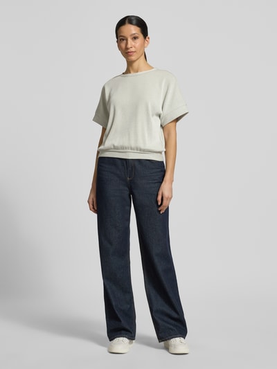 Kobiece model prezentuje bluzę Sweatshirt mit 1/2-Arm Modell 'Gimos' od OPUS, mieszanka bawełny i wiskozy, krój regular fit, okrągły dekolt, rękaw o dł. 1/2, jasnoszary kolor, struktura gładka, pełny widok z przodu