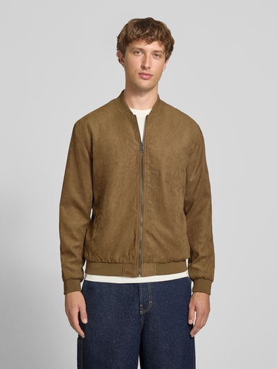 Männermodel trägt Regular Fit Blouson mit Baseball-Kragen Modell 'LUCAS' von ONLY, Herren Bomberjacke / Blouson, braune Farbe, Ganzkörperansicht von vorne.