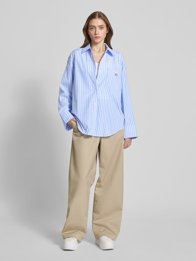 NOISY MAY® Bluzka koszulowa o kroju relaxed fit z kieszenią na piersi model ‘FRIDA’ Jasnoniebieski 1