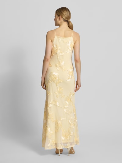 Modelka nosi Eng anliegendes Abendkleid mit florale Details Modell 'QUINN' von Vero Moda, kolor jednolity, krój slim fit, długość maxi, dekolt prostokątny, cienkie ramiączka, prosty dół, kremowy odcień, kwiatowa faktura, całość widać od tyłu, zdjęcie całej sylwetki z tyłu.