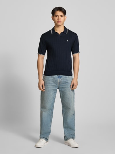 Männermodel trägt Slim Fit Polo-Strickshirt mit Logo-Stickerei von REVIEW in Dunkelblau, Ripp-Optik, Reine Baumwolle, Ganzkörperansicht von vorne. Rückenlänge bei Größe M: 65 cm.