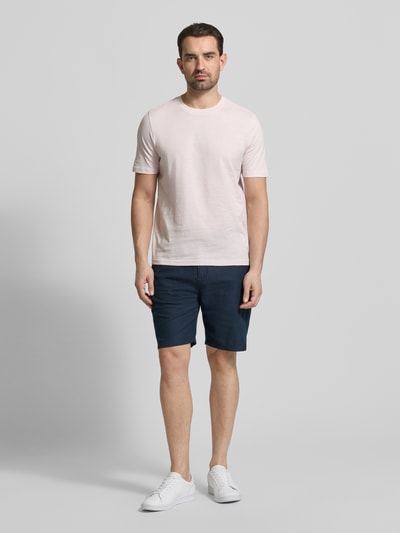 Męski model nosi Regular Fit T-Shirt mit Rundhalsausschnitt od MCNEAL z czystej bawełny, krój regular fit, długość pleców 67 cm, widok całej sylwetki z przodu.
