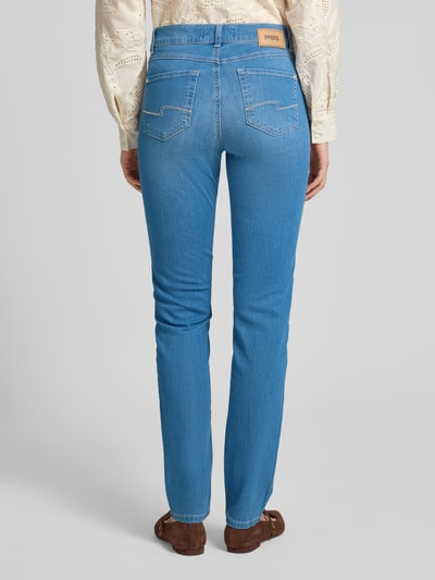 Frauenmodel trägt Slim Fit Jeans im 5-Pocket-Design Modell 'CICI' von Angels, Baumwoll-Mix mit Stretch-Anteil, Gerader-Schnitt, Ganzkörperansicht Rückansicht.