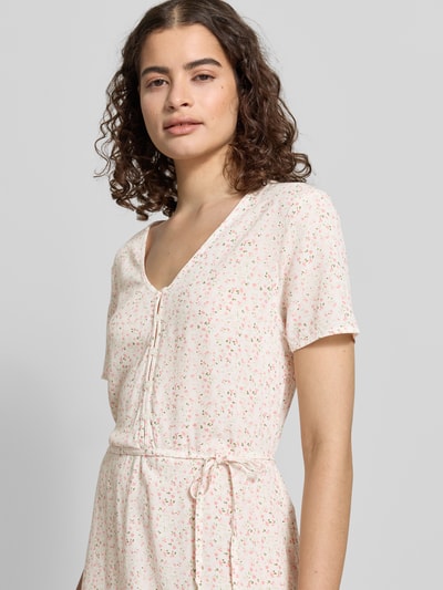 Frauenmodel trägt A-Linien Midikleid aus reiner Viskose Modell 'BARRI' von Pieces, Optik:Allover-Muster, Nahaufnahme Oberkörper.